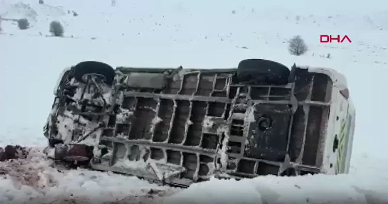 10 kişi yaralandı! Sivas ta öğrenci servisi kaza yaptı