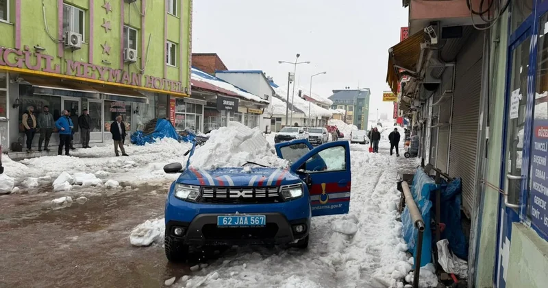 Çatıda biriken kar jandarmaları yaraladı Sözcü Gazetesi