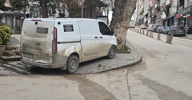 Kaldırıma park araç sürüsüne tepki geldi Bilecik Haberleri