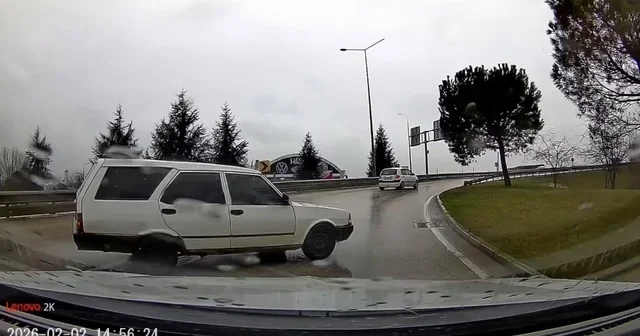 Tofaş marka otomobil yağmurda böyle spin attı Cezaevine giderken; yolda kayan ve önüne kıran aracı gören avukat pusuya düştüğünü sandı Bursa Haberleri
