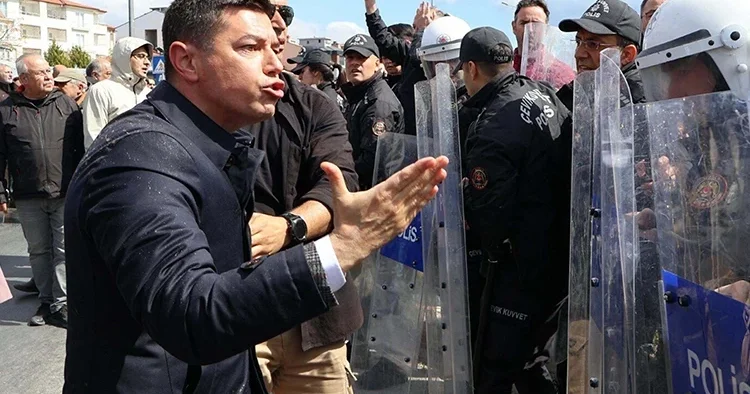Protesto sırasında polise saldıran belediye başkanına para cezası