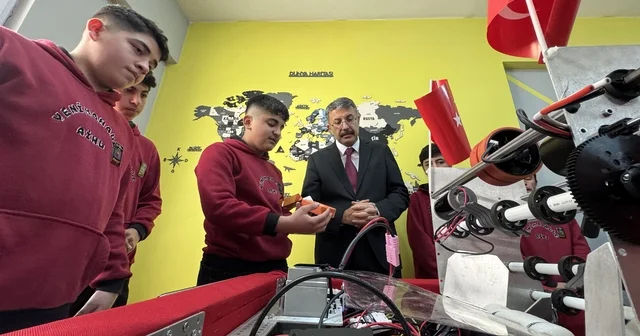 Hakkari Valisi Çelik, Yüksekova da öğrencilerin projelerini inceledi Hakkari Haberleri