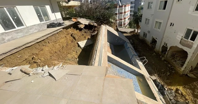 Sağanak sonrası apartman bahçesindeki havuz çöktü, 7 katlı apartman tahliye edildi Alanya da sağanak yağış sonrası havuzun toprak zeminle birlikte çökmesi nedeniyle binadaki 8 aile tedbir amaçlı tahliye edildi Antalya Haberleri