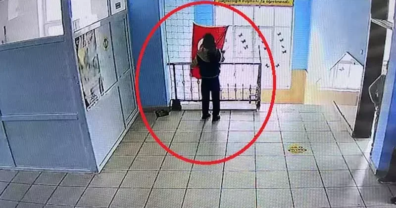 Diyarbakır’da 5’inci sınıf öğrencisinin bayrak hassasiyeti kamerada