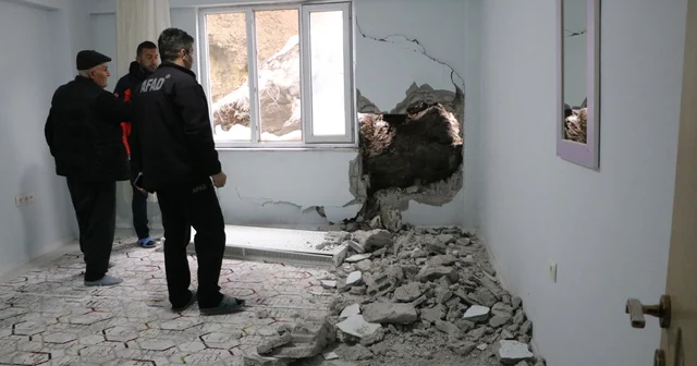 Dağdan kopan kaya parçası evin duvarını delip, yatak odasına girdi (2) Hakkari Haberleri