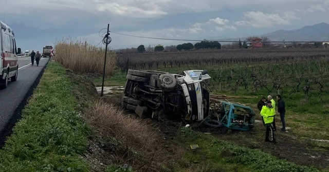Çekiciden savrulan kamyon şarampole uçtu Manisa Haberleri