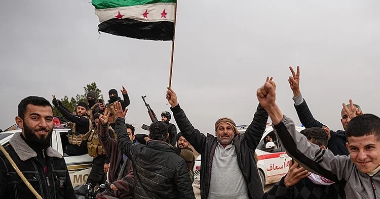 YPG, Suriye kuvvetlerini sevinç gösterileriyle karşılayan sivilleri alıkoydu