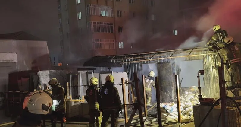 Ataşehir de mermer atölyesindeki konteynerde yangın: 2 kişi dumandan etkilendi
