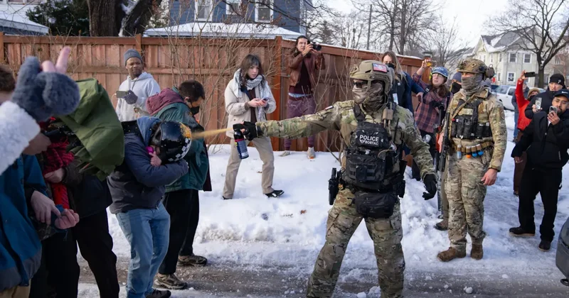 Sokaklarda terör estiren ICE ın ajanlarına, kamera zorunluluğu geldi Sözcü Gazetesi