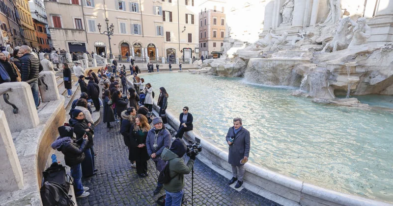 Roma nın tarihi Trevi Çeşmesi turistler için ücretli hale geldi