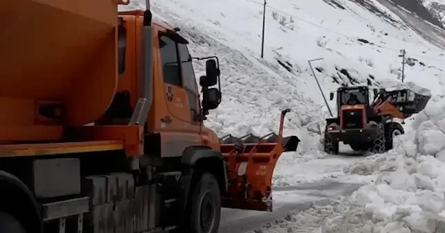Hakkari Van kara yolunda çığ temizlendi: Ulaşım yeniden sağlandı VİDEO İZLE