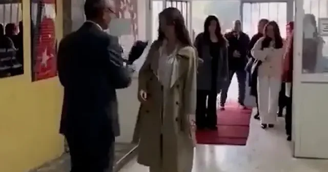 Yeni atanan öğretmenleri çiçeklerle karşıladı VİDEO İZLE