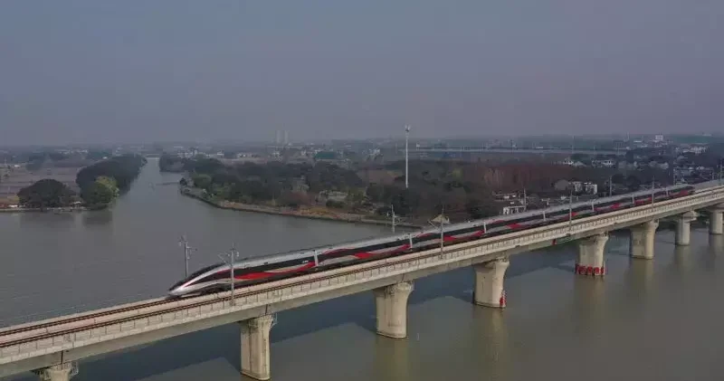 Çin de demir yolu köprüsü çöktü: 5 ölü