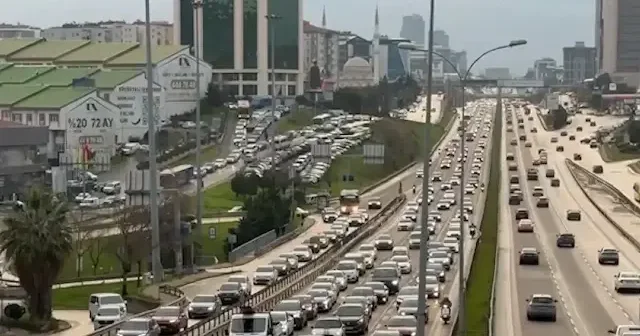 İstanbul’da sabah çilesi: Anadolu Yakası’nda trafik yüzde 80’i gördü VİDEO İZLE