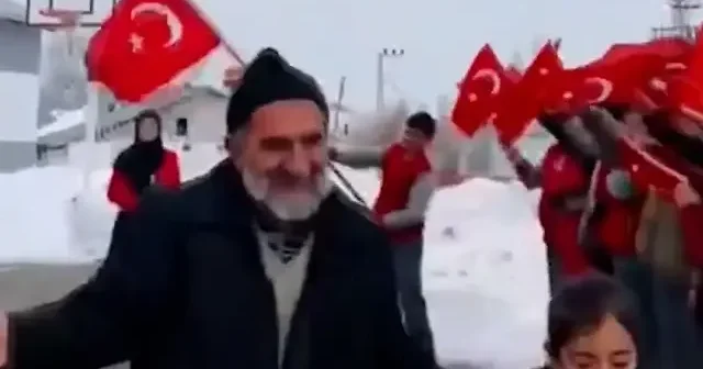 Erzurum da öğrenciler yarıyıl tatilinin ardından ‘bayrak sevgisi’ni sokağa taşıdı: Benim canım buna fedadır VİDEO İZLE