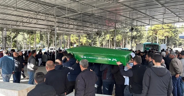 Mersin deki kazadan acı hikaye: İkizleri ölüm ayırdı, 3 cenaze yan yana defnedildi Mersin Haberleri