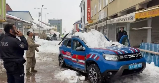 Çatıda biriken kar, jandarma aracının üzerine düştü: 2 yaralı Tunceli Haberleri