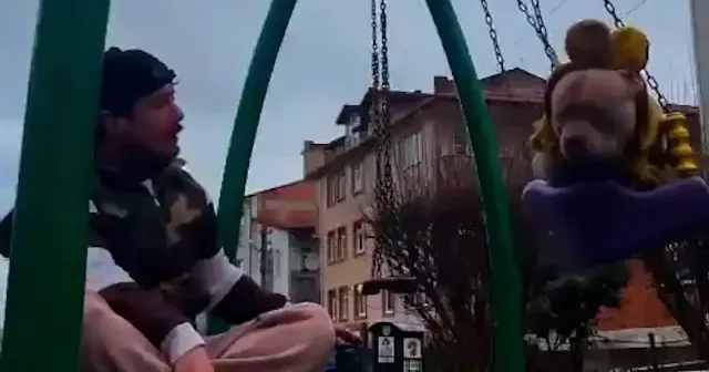 Büyükçekmece’de tehlike: Çocuk parkına pitbull sokup salıncağa bindirdi VİDEO İZLE