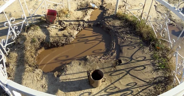 Karaman da mezarlıkta çıkan yağlı çamurun şifa dağıttığına inanılıyor Karaman Haberleri