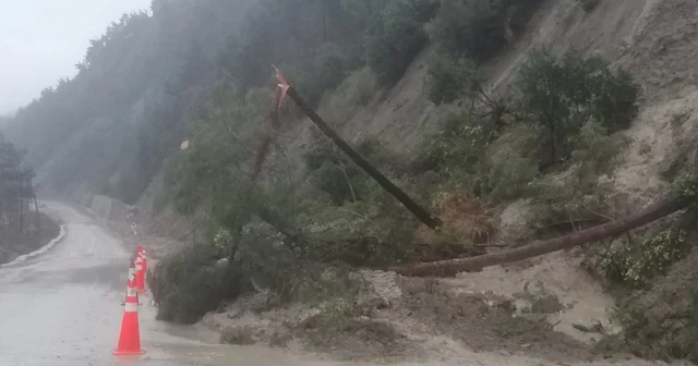Çatalzeytin İnebolu kara yolunda heyelan Kastamonu Haberleri