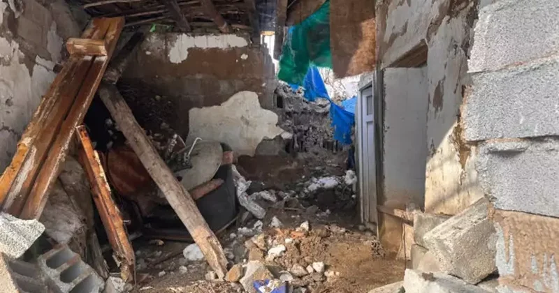 Korkutan anlar: Evin üzerine kaya düştü!