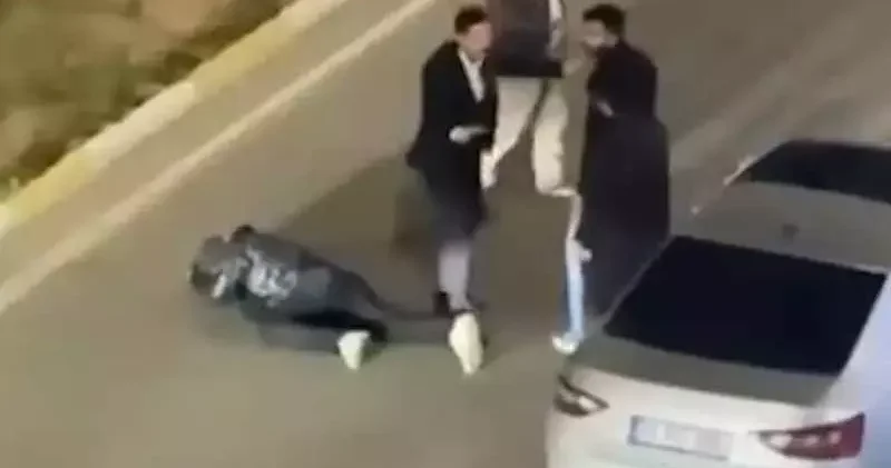 Otomobilinden indirip sopayla dövdüler; o anlar kamerada