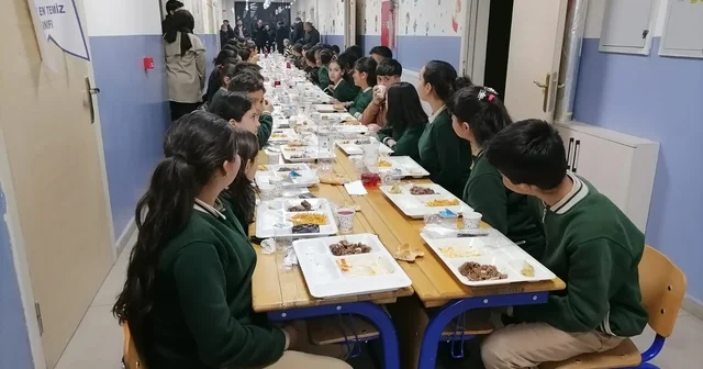 Karaçoban da okulda Maarifin kalbinde ramazan temalı iftar programı Erzurum Haberleri