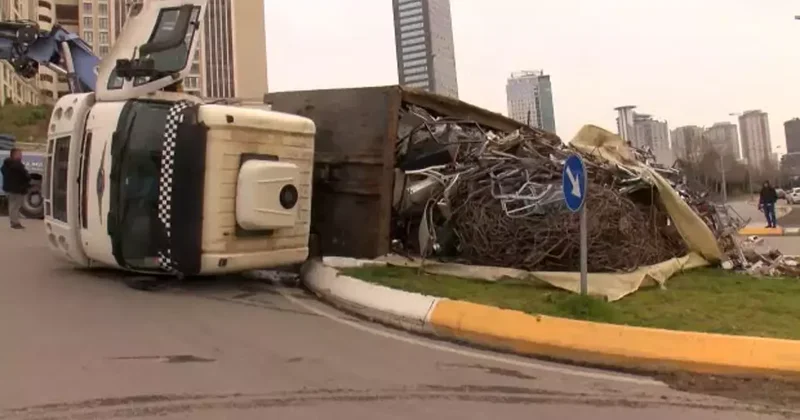 Ataşehir’de hurda yüklü kamyon dönüş yaptığı sırada devrildi