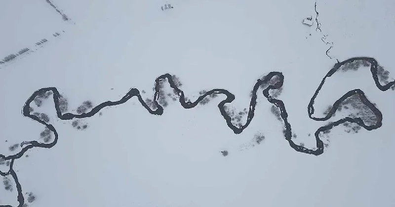 Kıvrım kıvrım akıyor: Kışın göz alıcı manzaralar sunuyor