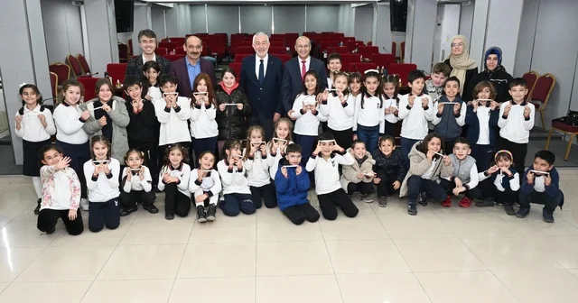 Belediye meclisinde minik misafirler yerel yönetimi yerinde öğrendi Başkan Başdeğirmen: Gelecekte ülkemiz sizlere emanet olacak Isparta Haberleri