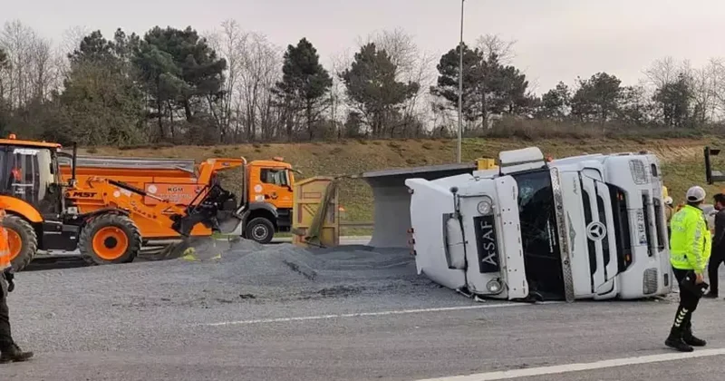 Tem otoyolunda hafriyat kamyonu devrildi: Yol savaş alanına döndü