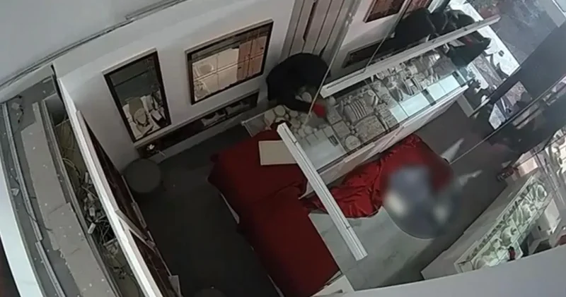 120 saniyede talan ettiler: 18 milyonluk altın soygunu kamerada