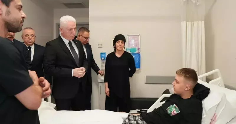 Vali Gül, Çekmeköy de lisede bıçaklanarak yaralanan öğrenciyi ziyaret etti