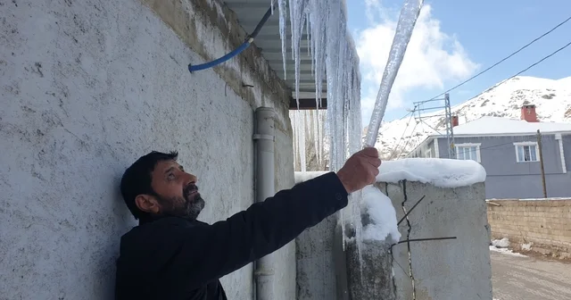 Termometreler eksi 18 i gördü, binalarda 3 metrelik buz sarkıtları oluştu Van Haberleri