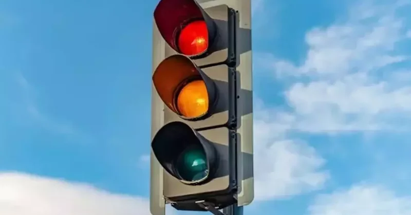 Tarihi karar: Trafik lambasına yeni renk ekleniyor! Anlamı şaşırttı