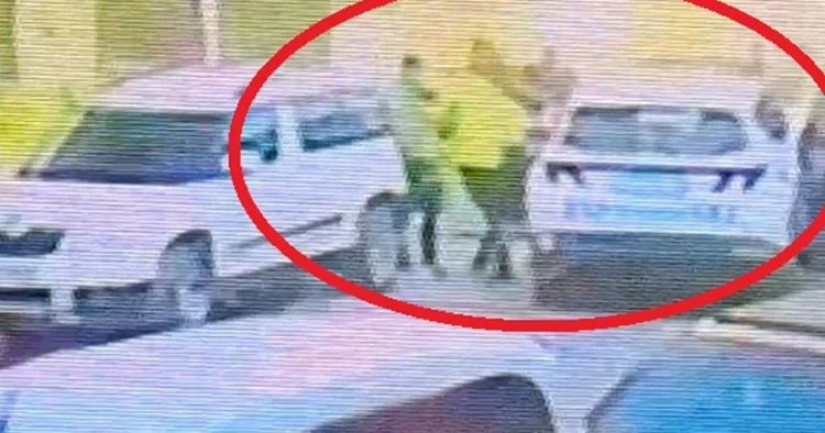 İstanbul da motosikleti takip eden polisler kaza yaptı