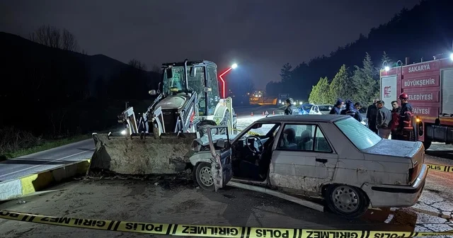 Park halindeki iş makinesine çarpan otomobilin sürücüsü öldü Sakarya Haberleri