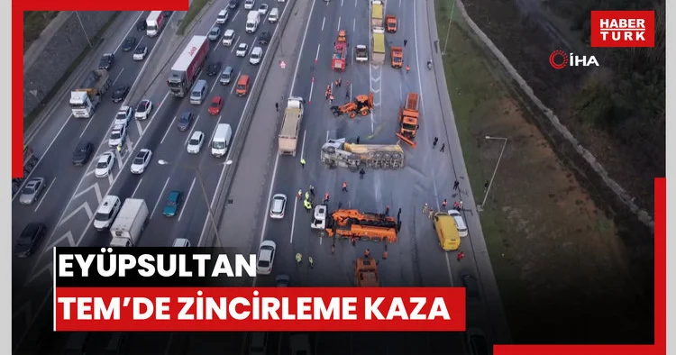 Eyüpsultan TEM’de zincirleme trafik kazası: Hafriyat kamyonu devrildi, iki araç bariyerlere çarptı