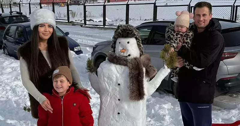 Kardan adam yapıp, başına kalpak taktılar