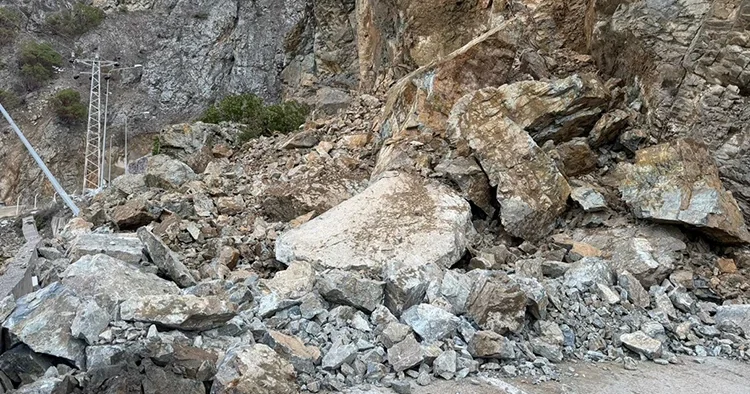 İki ili birbirine bağlayan yolda heyelan: Ulaşıma kapandı