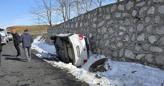 Otomobil istinat duvarına çarptı; 2 si ağır, 5 yaralı Bingöl Haberleri