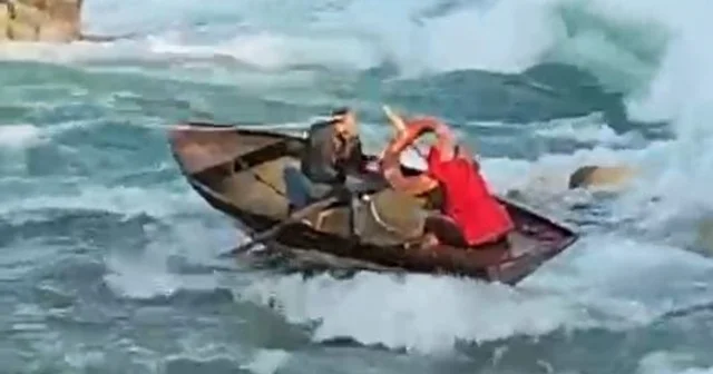 Adana da Seyhan Nehrinde kayıkla gezerken mahsur kalan 2 kişi kurtarıldı Adana Haberleri