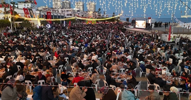 10 bin kişi deniz kenarında iftarda buluştu Mersin Haberleri