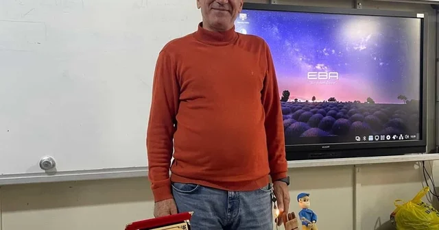 40 yıllık öğretmenlik hayatını güllerle uğurlanarak noktaladı Diyarbakır Haberleri