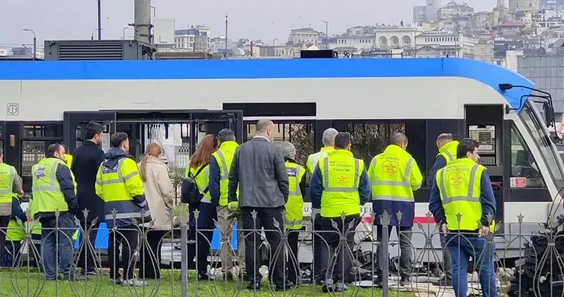 Eminönü nde seyir halindeki tramvay raydan çıktı