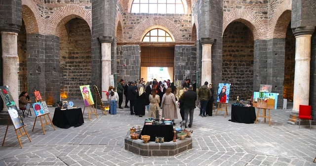 Diyarbakır da bağımlılıkla mücadele edenlerin duygularını yansıttığı resimler sergilendi Diyarbakır Haberleri