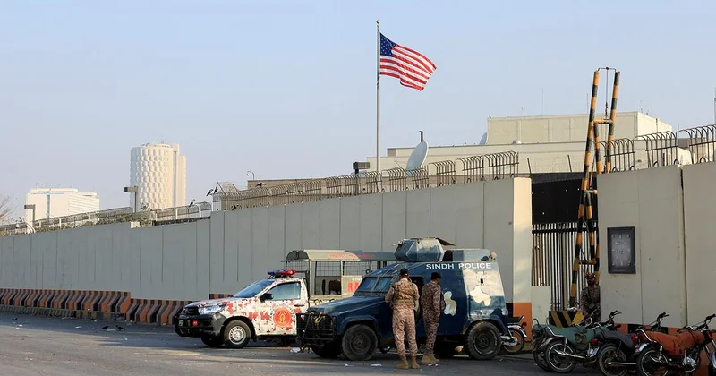 ABD birlikleri, Karaçi deki konsolosluğa saldıran protestoculara ateş açtı