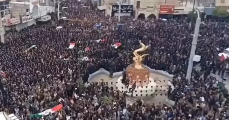 Mahşeri kalabalık: On binler meydanı doldurdu Sözcü Gazetesi