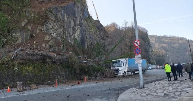 Artvin de heyelan: Yamaçtan kopan kayalar tırda hasara yol açtı Artvin Haberleri