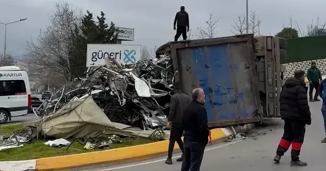 Ataşehir de devrilen hurda yüklü kamyon ulaşımı aksattı VİDEO İZLE